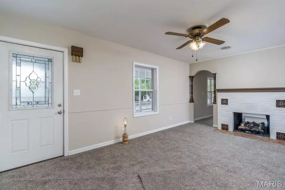 Living - 1122 Beverly Dr, Lebanon, MO 65536 photo 2 of 5