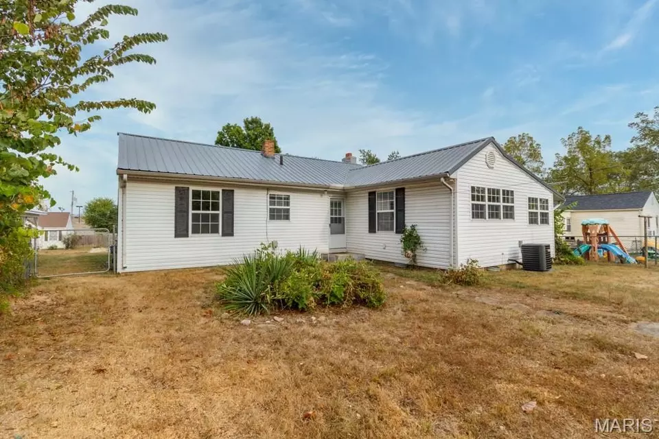 Exterior - 1122 Beverly Dr, Lebanon, MO 65536 photo 2 of 3