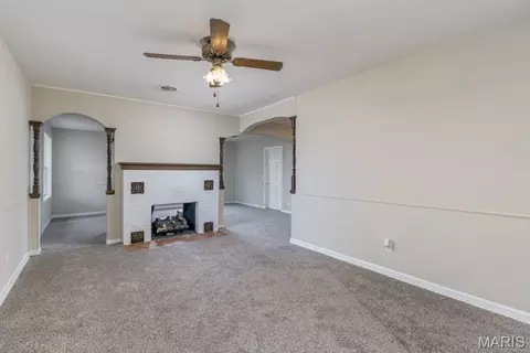 Living - 1122 Beverly Dr, Lebanon, MO 65536 photo 1 of 5