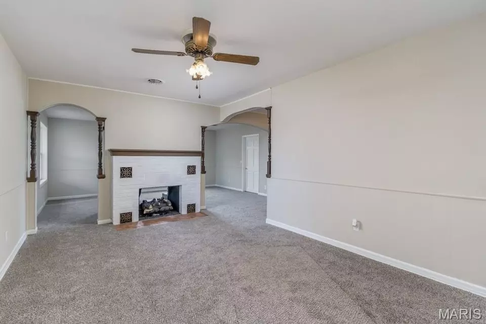 Living - 1122 Beverly Dr, Lebanon, MO 65536 photo 1 of 5