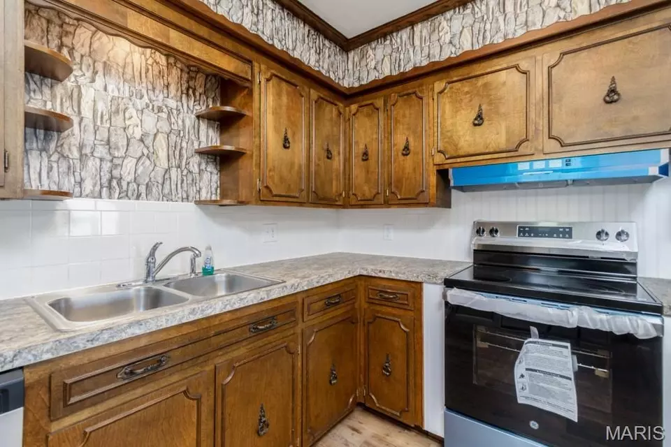 Kitchen - 1122 Beverly Dr, Lebanon, MO 65536 photo 2 of 3