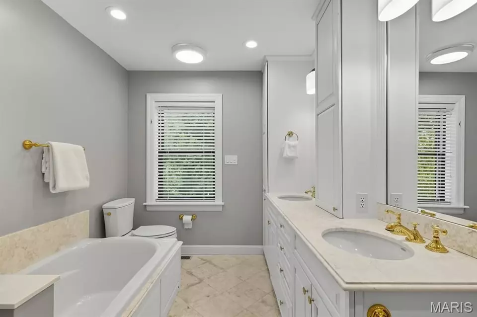 Bath - 50 Lake Forest Dr, Richmond Heights, MO 63117 photo 3 of 5