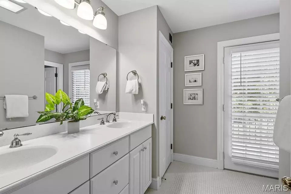 Bath - 50 Lake Forest Dr, Richmond Heights, MO 63117 photo 5 of 5