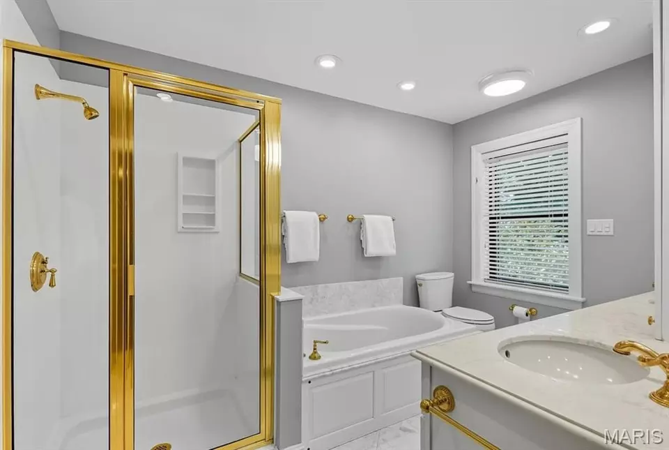 Bath - 50 Lake Forest Dr, Richmond Heights, MO 63117 photo 2 of 5