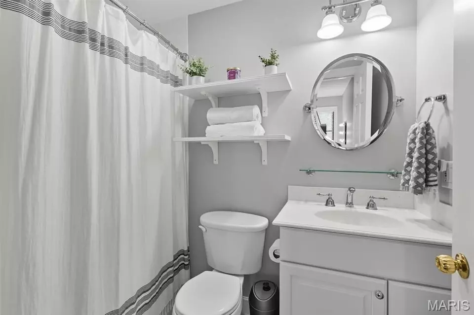 Bath - 50 Lake Forest Dr, Richmond Heights, MO 63117 photo 4 of 5