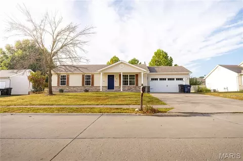 10 Robin Hood Dr, Troy, MO 63379