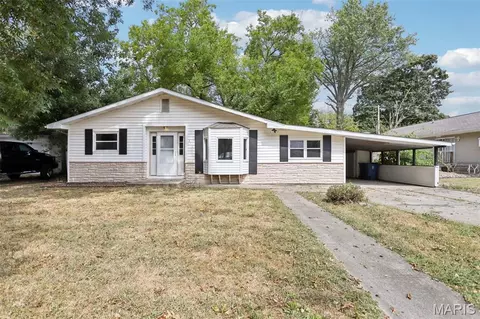 311 E 3rd St, Trenton, IL 62293