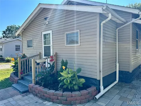 140 E Hawthorne St, Hartford, IL 62048