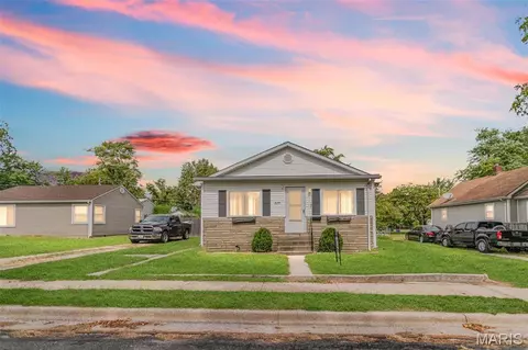 220 Walnut St, Roxana, IL 62084