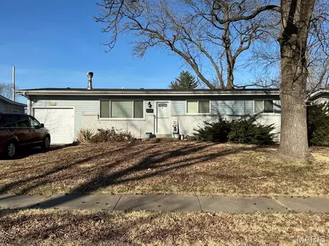 665 Redwing Dr, Florissant, MO 63031
