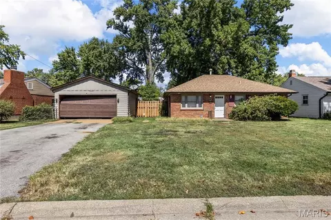 11245 Saint Clement Ln, Saint Ann, MO 63074