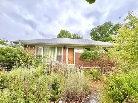 8737 Villa Crest Dr, Crestwood, MO 63126