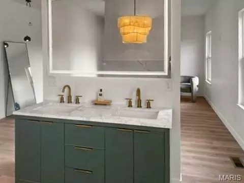 Bath - 679 Jonathan Rd, Hannibal, MO 63401 photo 2 of 10