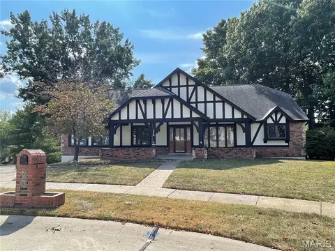 248 Chianti Ct, Florissant, MO 63031