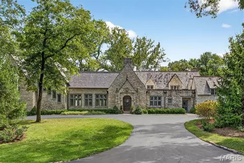 8 Edgewood Rd, Ladue, MO 63124