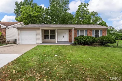 12095 El Camara Dr, Florissant, MO 63033