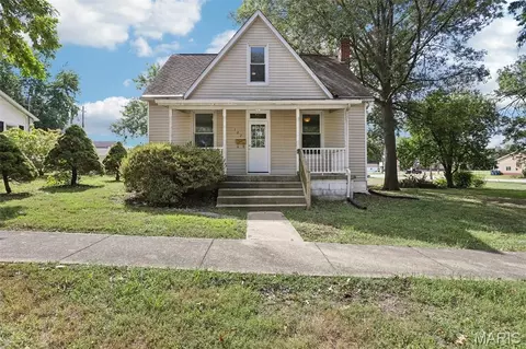 122 W 1st St, Trenton, IL 62293