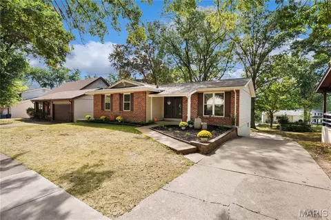 818 Reinke Rd, Ballwin, MO 63021