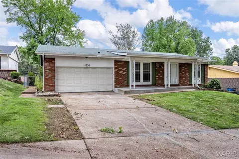 11636 Macrinus Dr, Florissant, MO 63033