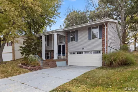 738 Village Wood Ct, Ballwin, MO 63021
