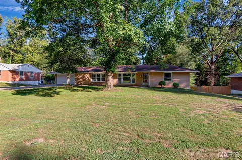 17 Nob Hill Dr, Saint Louis, MO 63138