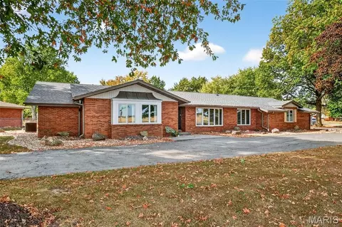 313 Hazelwood Dr, Alhambra, IL 62001