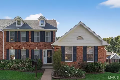 26 Webster Oaks Dr, Saint Louis, MO 63119