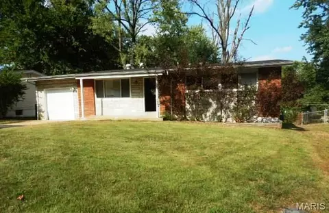 10230 Green Valley Dr, Saint Louis, MO 63136