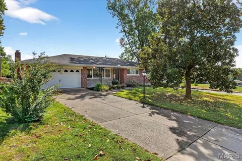 8948 Crest Oak Ln, Saint Louis, MO 63126