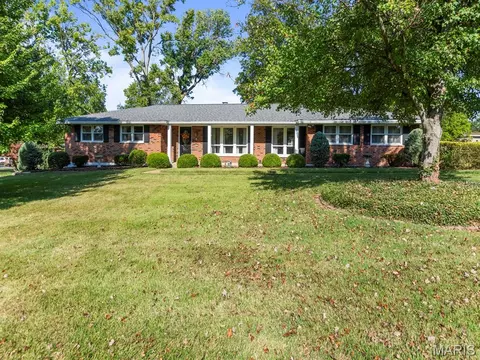 12055 Charwick Dr, Saint Louis, MO 63128