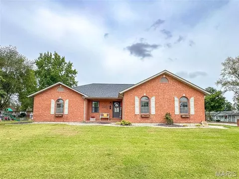 751 E 4th St, Aviston, IL 62216