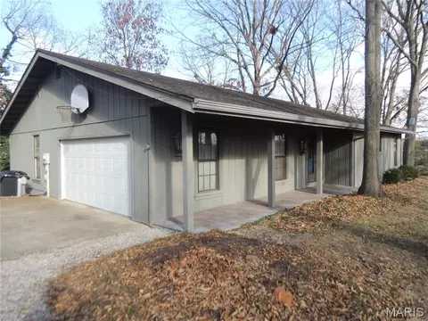 16 Denzel Dr, Greenville, IL 62246