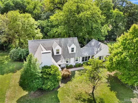 211 Country Club Ln, Belleville, IL 62223
