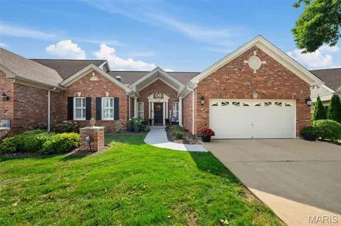 3906 Courtyard Place Dr, Sunset Hills, MO 63127