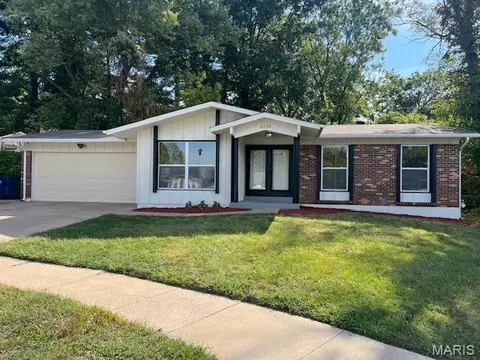 6530 Farm Pond Ct, Florissant, MO 63033