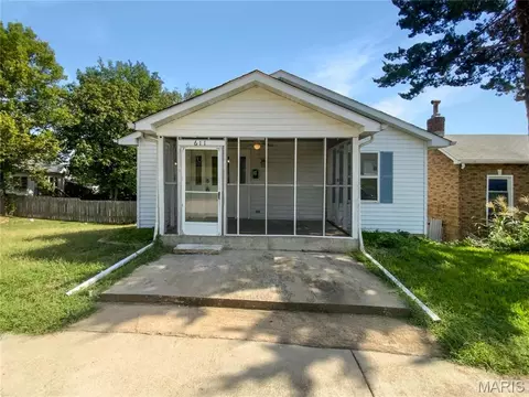 611 S 3rd St, De Soto, MO 63020