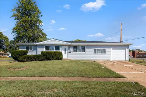 425 Jana Dr, Florissant, MO 63031