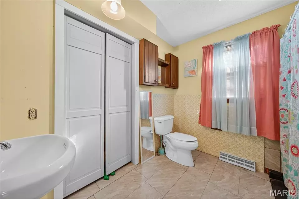 Bath - 511 Mcward Court 1, Bowling Green, MO 63334 photo 2 of 3