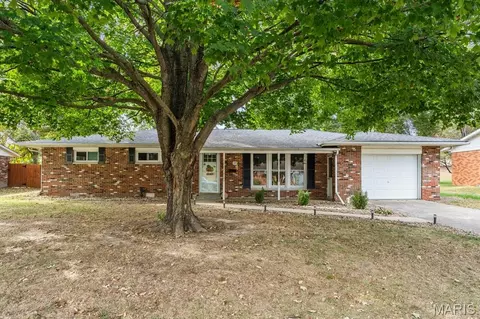 325 N Van Buren St, Trenton, IL 62293