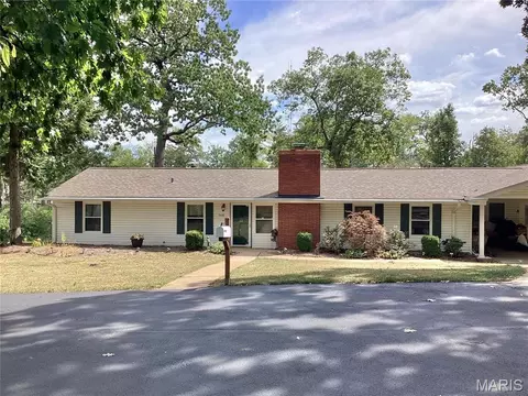 9448 Parklind Dr, Sunset Hills, MO 63126