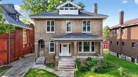 4 Lewis Pl, Saint Louis, MO 63113