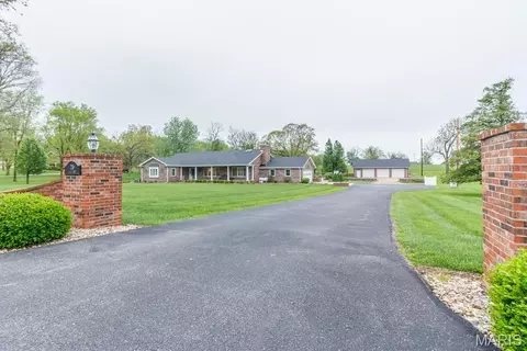 216 Coach Rd, Lebanon, MO 65536