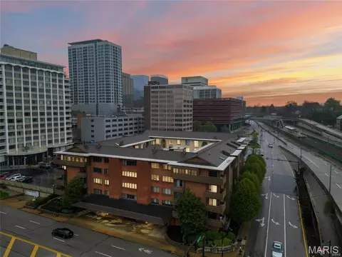 250 S Brentwood Blvd #1H, Saint Louis, MO 63105