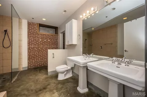 Bath - 1312 Washington Ave #3B, Saint Louis, MO 63103 photo 3 of 5