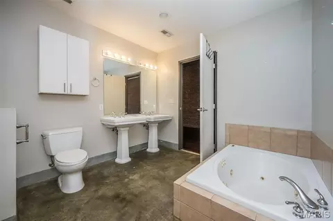 Bath - 1312 Washington Ave #3B, Saint Louis, MO 63103 photo 2 of 5