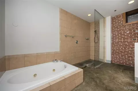 Bath - 1312 Washington Ave #3B, Saint Louis, MO 63103 photo 4 of 5