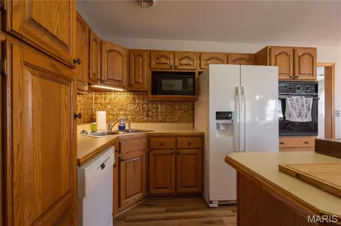 Kitchen - 700 Ely St, Perry, MO 63462 photo 2 of 3