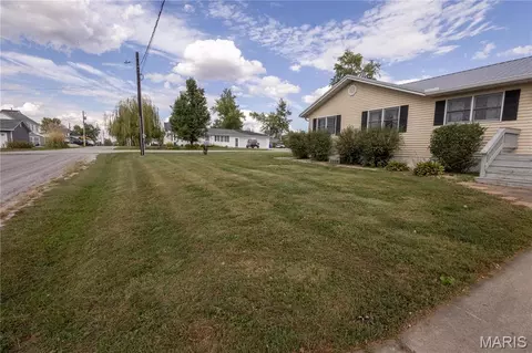 Exterior - 700 Ely St, Perry, MO 63462 photo 3 of 11