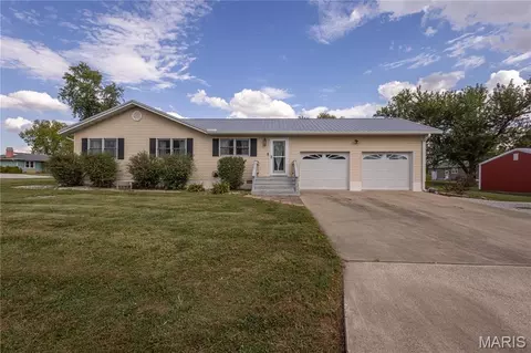 700 Ely St, Perry, MO 63462