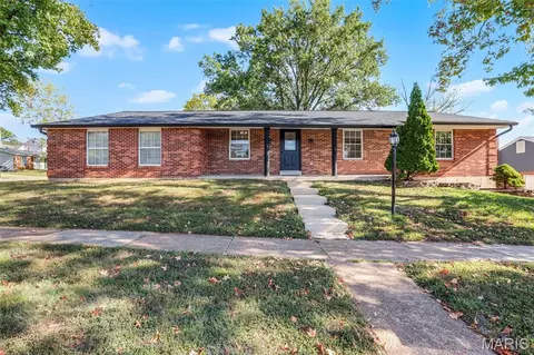 4803 Broad Oak Dr, Saint Louis, MO 63128
